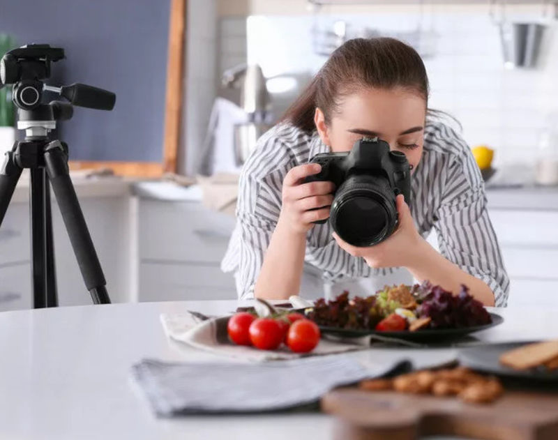 Девушка фотографирует блюда